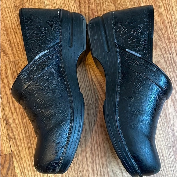 Dansko XP 2.0 Black Floral Tooled Leather Clogs Size 41 or 10.5 Women GUC - Picture 3 of 7